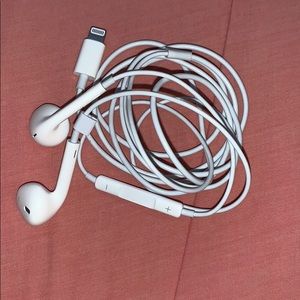 NEW Apple Earbuds w/ Lightning Connector